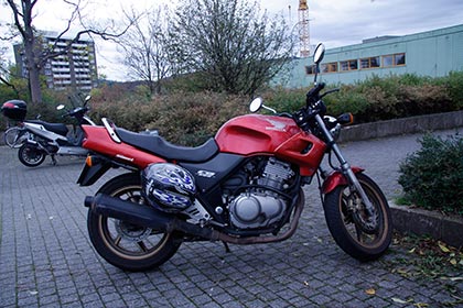 Ein rotes Motorrad bei Oktober - Stimmung auf dem Campus in Reutlingen.