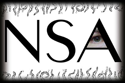 Die Buchstaben "NSA", aus der Spitze des A wird man beobachtet, von oben und unten kommen Tentakeln ins Bild...
