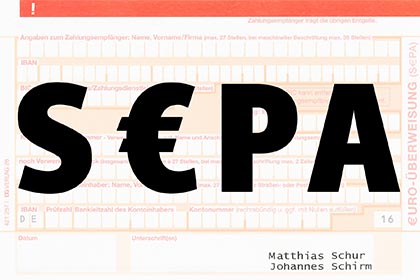 Vor einem Überweisungsträger das SEPA - Wort (Das "E" wird zum Euro - Symbol). Design erinnert an einen Kontoauszug.