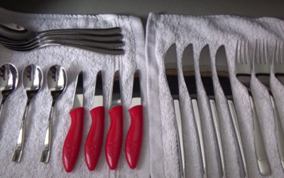 This is the cutlery I bought for my new household. Because it is just a few pieces, I distributed them nicely in the drawer. This is the cutlery I bought for my new household. Because it is just a few pieces, I distributed them nicely in the drawer.